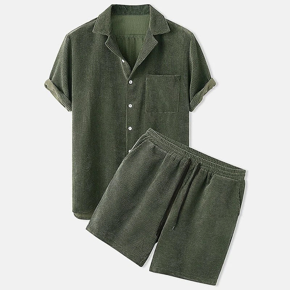 Grønn kortermet skjorte og shorts i kordfløyel for menn, perfekt for sommermote. Komfortabelt og stilfullt sett for avslappet bruk.